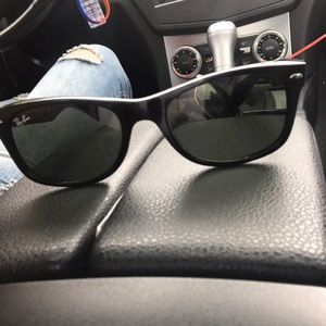 Black ray bans